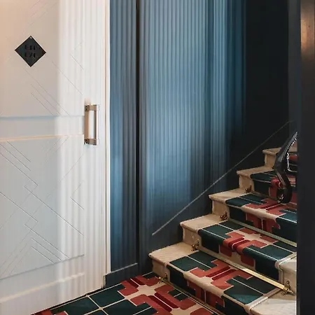 بيست ويسترن بلس مرسيدس أرك دو تريومف باريس