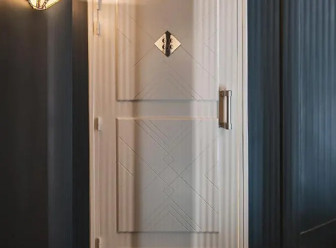 Mercedes فندق باريس