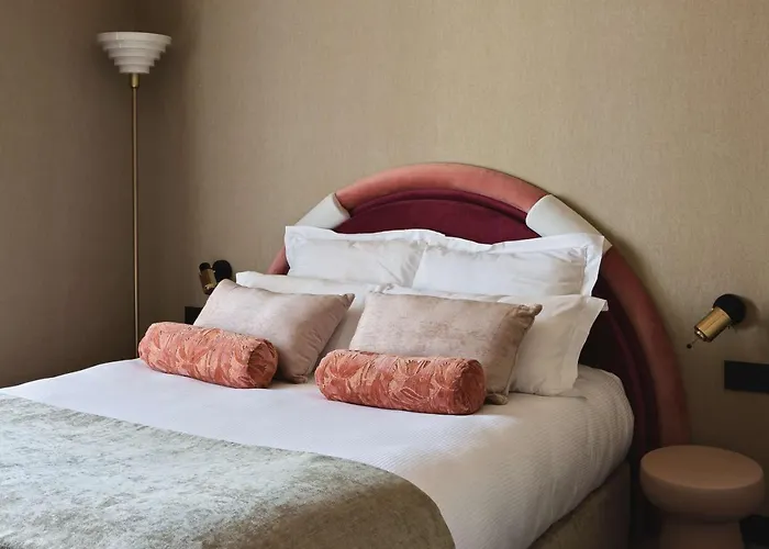 Mercedes فندق باريس