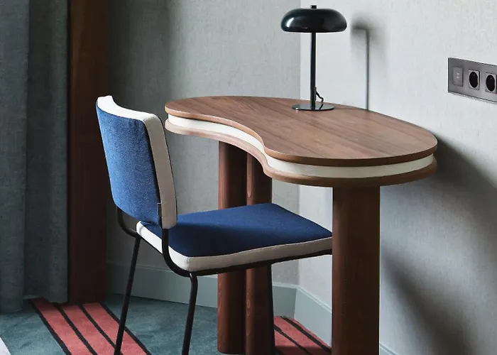 Mercedes فندق باريس