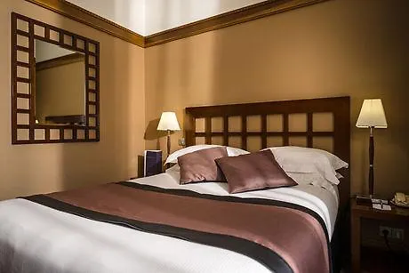 Mercedes فندق باريس