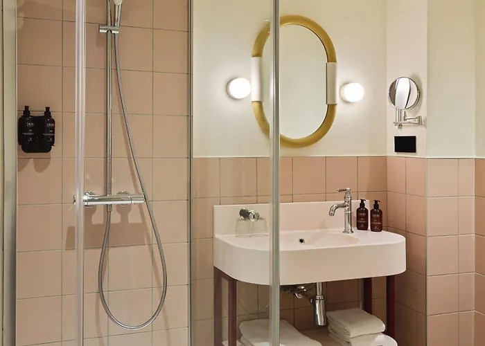 Mercedes فندق 4*